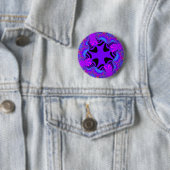 Badge Rond 5 Cm Croix noire et violette (En situation)