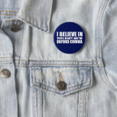 Badge Rond 5 Cm Croyez en l'Humour Oxford Comma (En situation)