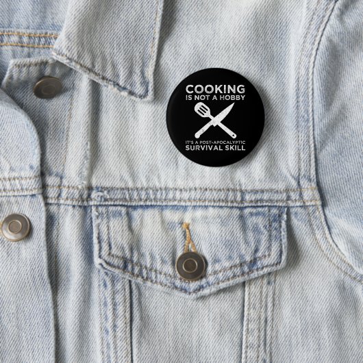 Badge Rond 5 Cm Cuisine N'Est Pas Un Hobby (En situation)