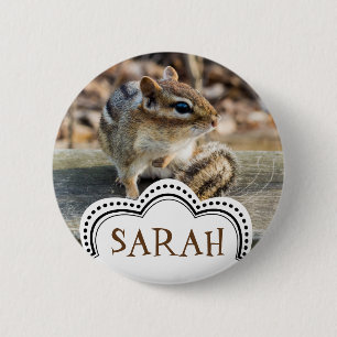 Badge Rond 5 Cm Cute Chipmunk assis sur un rail en bois en forêt
