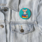 Badge Rond 5 Cm Cute Mouse on Books Stack (En situation)