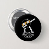 Badge Rond 5 Cm Dabbing Total Solar Eclipse 04.08.2024 Fun Dab Boy (Devant & derrière)