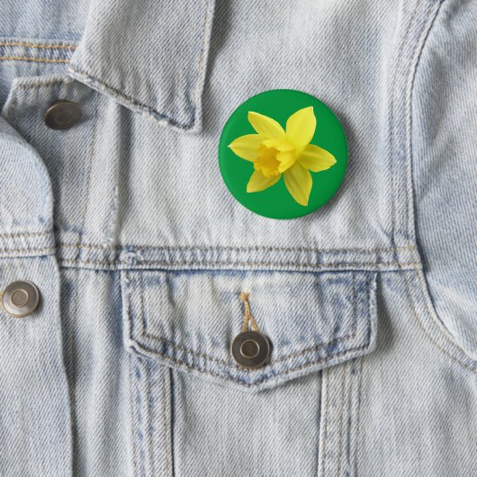 Badge Rond 5 Cm Daffodique jaune sur vert (En situation)