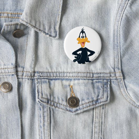 BADGE ROND 5 CM DAFFY DUCK™ (En situation)