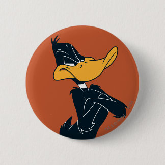 Badge Rond 5 Cm DAFFY DUCK™ à bras croisés