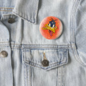 Badge Rond 5 Cm DAFFY DUCK™ en orange (En situation)