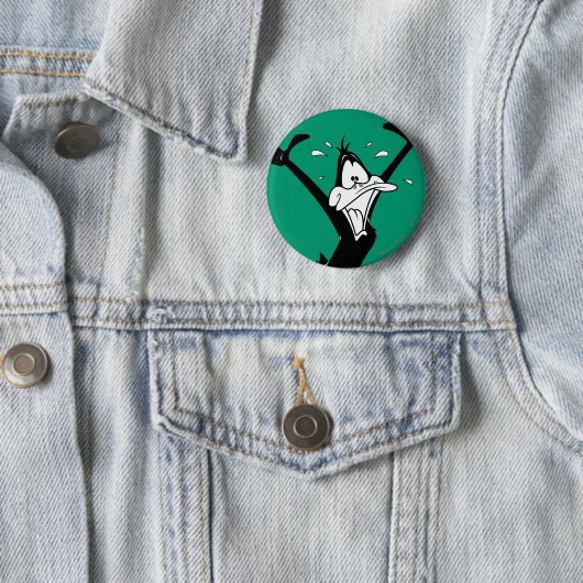 Badge Rond 5 Cm DAFFY DUCK™ Excité (En situation)