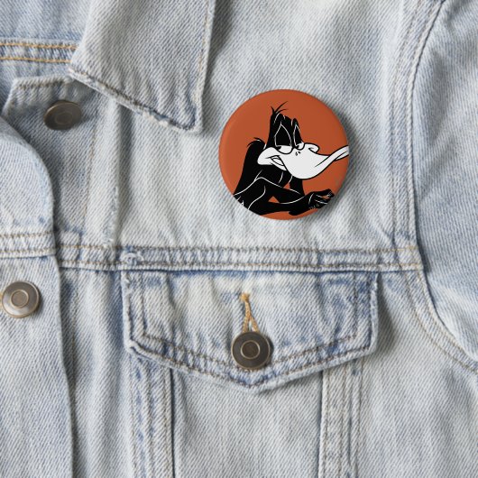 Badge Rond 5 Cm DAFFY DUCK™ Fermer (En situation)