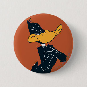 Badge Rond 5 Cm DAFFY DUCK™ with Arms Crossed