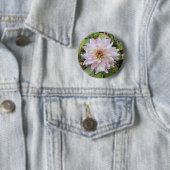 Badge Rond 5 Cm Dahlia à bout rose clair (En situation)