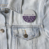 Badge Rond 5 Cm Damask Purple Mariage (En situation)