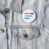 Badge Rond 5 Cm d'amour toujours haine d'atouts (En situation)