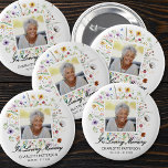 Badge Rond 5 Cm Dans Love Mémoire funéraire Fleurs sauvages<br><div class="desc">Un bouton présente la photo,  le nom,  les dates de naissance et de mort de votre être cher et "In Loving Memory" (En mémoire d'amour) sur des fleurs sauvages habiles sur un arrière - plan blanc. CORRESPONDANCE d'objets dans notre collection.</div>
