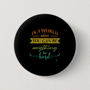 Badge Rond 5 Cm Dans Un Monde Où L'On Peut Être N'Importe Quoi D'A
