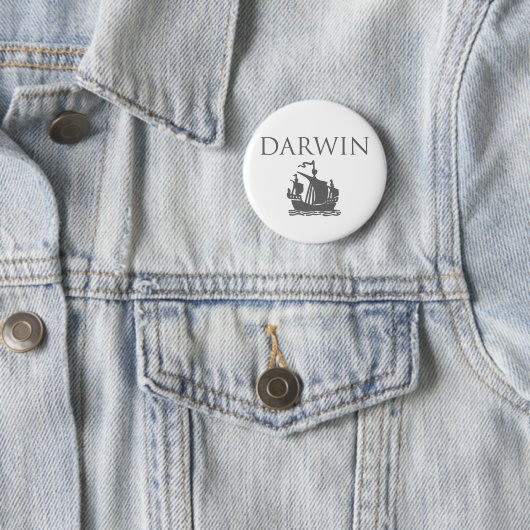 Badge Rond 5 Cm Darwin et Ship (En situation)