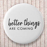 Badge Rond 5 Cm De meilleures choses arrivent | Moderne Script Pos<br><div class="desc">Simple,  élégant "les meilleures choses arrivent" conception d'art de mot personnalisé dans la typographie manuscrite de script minimaliste moderne. Ce design positif et stimulant fera sourire n'importe qui !</div>