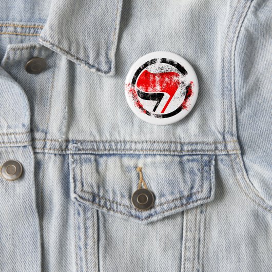 Badge Rond 5 Cm Déchiré drapeau d'action anti-fasciste (En situation)