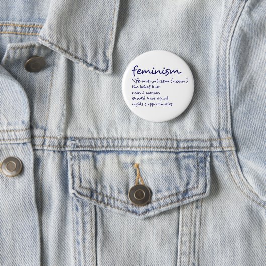 Badge Rond 5 Cm Définition Du Féminisme (En situation)