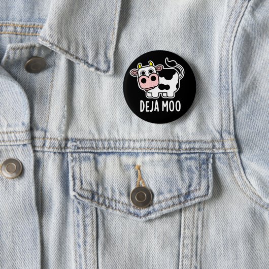Badge Rond 5 Cm Deja Moo Funny Cow Pun Dark BG (En situation)