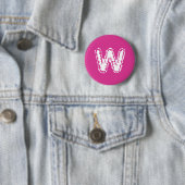 Badge Rond 5 Cm Déplaisant Monogramme blanc sur rose (En situation)