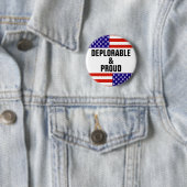 BADGE ROND 5 CM DÉPLORABLE ET FIER (En situation)