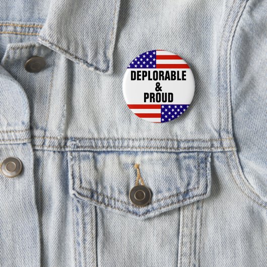 BADGE ROND 5 CM DÉPLORABLE ET FIER (En situation)