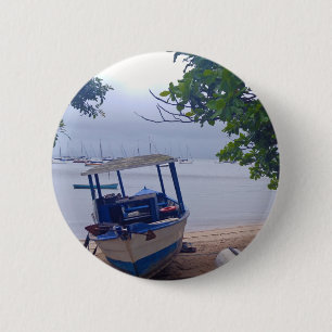 Badge Rond 5 Cm Des bateaux s'arrêtent à la plage par temps de plu