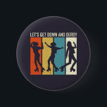 Badge Rond 5 Cm Descendons et Derby Drôle Drôle Roller Derby Puns<br><div class="desc">Un design cool de patinage à roulettes pour ceux qui aiment le patinage à roulettes, la danse et faire des tours dans le parc de patinage. Marchandises de design vintage rétro en détresse pour patineur à rouleaux freestyle et joueur de derby à rouleaux. Parfait pour les filles qui jouent dans...</div>