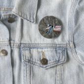 Badge Rond 5 Cm Deux Chickadees sur une main (En situation)