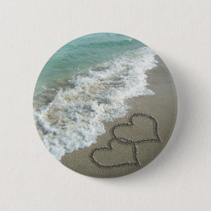Badge Rond 5 Cm Deux Coeurs de sable sur la plage