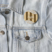Badge Rond 5 Cm Diamants, Grand Monogramme Or, Nom De Script Blanc (En situation)