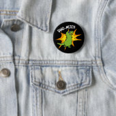 Badge Rond 5 Cm Dino-mite Funny TRex Dinosaur Pun Dark BG (En situation)