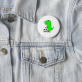 Badge Rond 5 Cm Dinosaure Vert Aime Le Football (En situation)