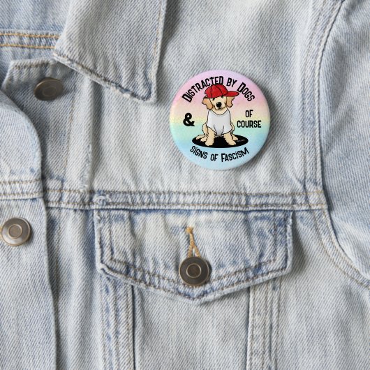 Badge Rond 5 Cm Distrait par chien et bouton (En situation)