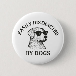 Badge Rond 5 Cm Distrait par les chiens