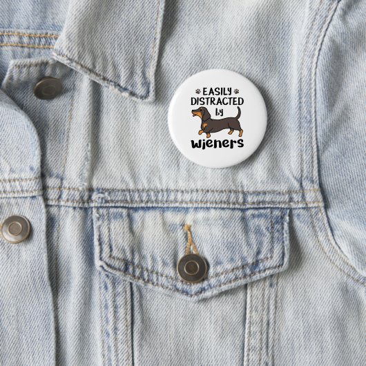 Badge Rond 5 Cm Dog Easily Distracted by Wieners (En situation)