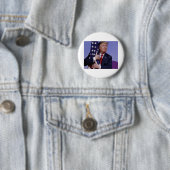 Badge Rond 5 Cm Donald Trump et le drapeau américain (En situation)