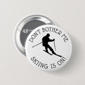 Badge Rond 5 Cm Don't Bother Me Skiing est sur le bouton Humour (Devant & derrière)