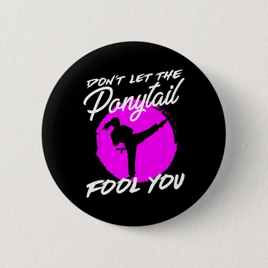 Badge Rond 5 Cm Dont Let The Ponytail Fool You I Funny Karate (Devant)