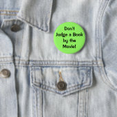 Badge Rond 5 Cm Don'tJudge un theMovie de Bookby ! (En situation)