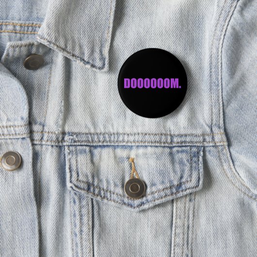 Badge Rond 5 Cm DOOOOOOM. en bouton violet (En situation)