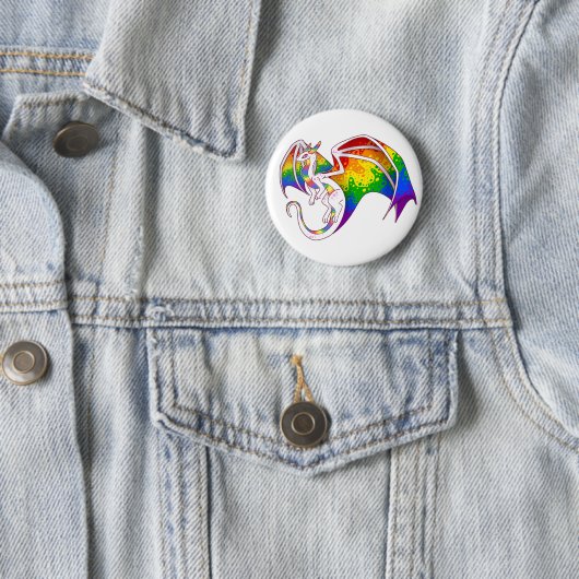 Badge Rond 5 Cm Dragon Rainbow Pride (En situation)