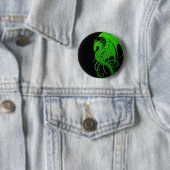 Badge Rond 5 Cm Dragon tribal de vol - vert sur le noir (En situation)