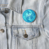 Badge Rond 5 Cm Dragons de Yin Yang, bleu-clair (En situation)