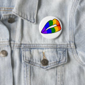BADGE ROND 5 CM DRAPEAU D'ARC-EN-CIEL (En situation)