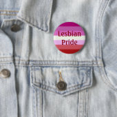 Badge Rond 5 Cm Drapeau Falln Lesbian Pride (Texte) (En situation)