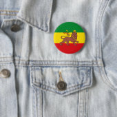 Badge Rond 5 Cm Drapeau rastafarien d'Ethiopie Lion de Judah (En situation)