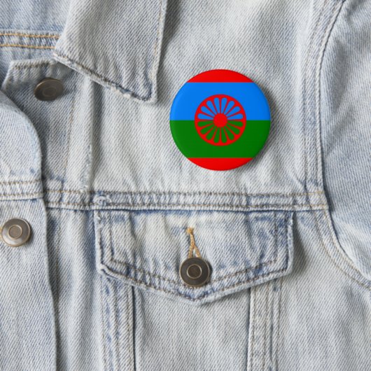 BADGE ROND 5 CM DRAPEAU ROMANI (En situation)