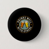 Badge Rond 5 Cm Drinks Well With Others Drinking Gift (Devant)