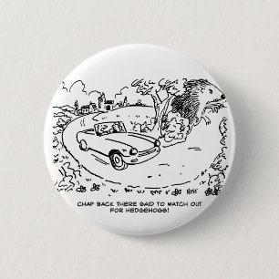 Badge Rond 5 Cm Driving Sports Car in Countryside with Hedgehog